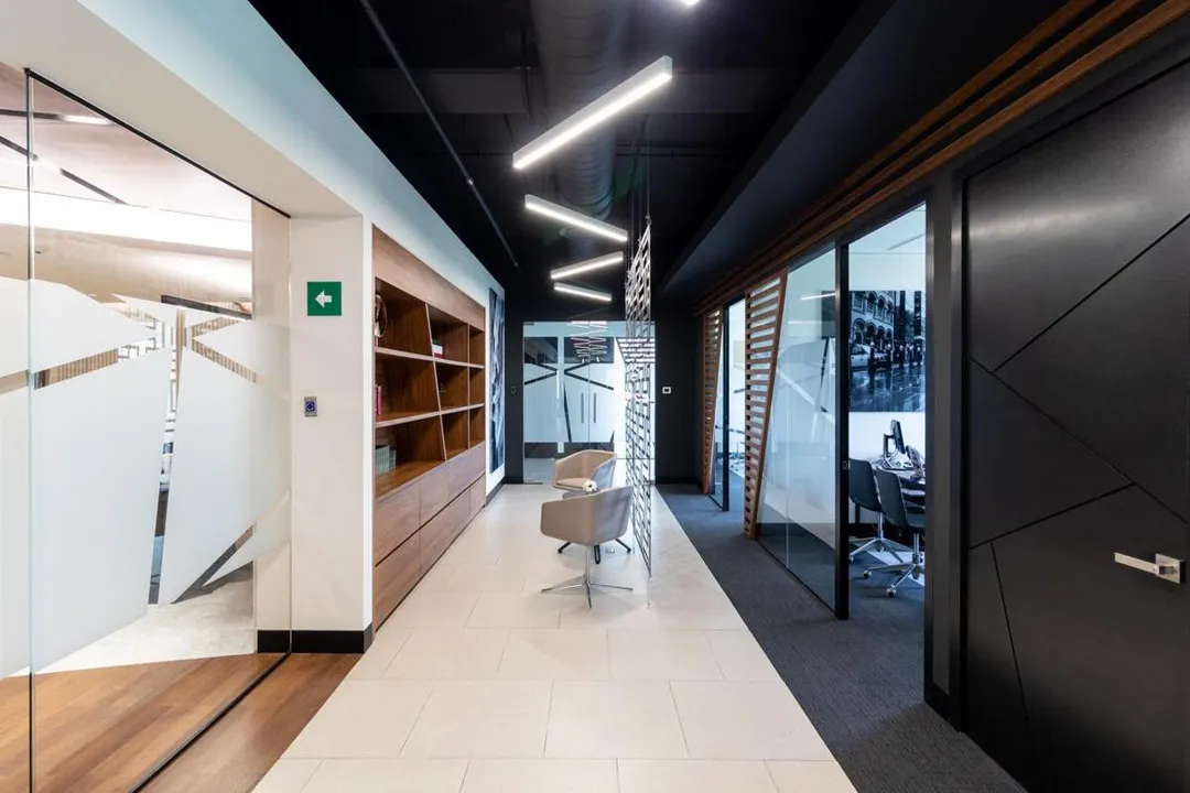 Foto 7 de Oficina amueblada en Zona Financiera Américas, 419 m², 9 privados, 12 autos