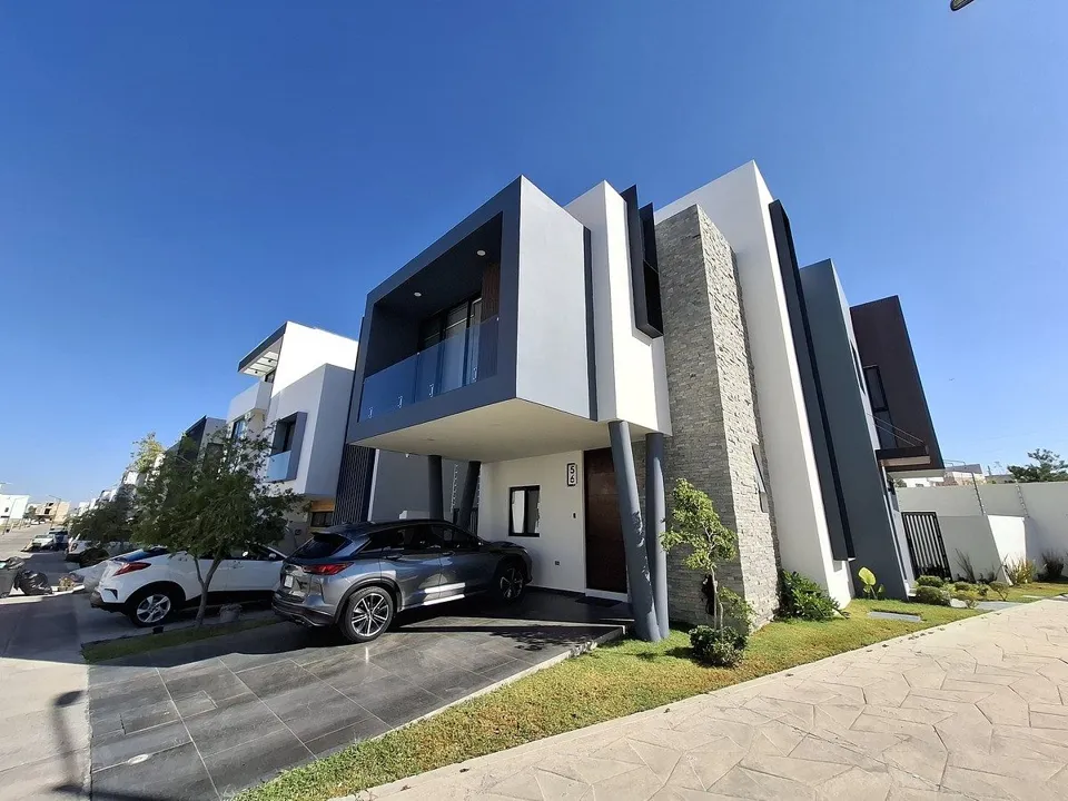 CASA EN VENTA EN PARQUES VALLARTA, ZAPOPAN, JALISCO.