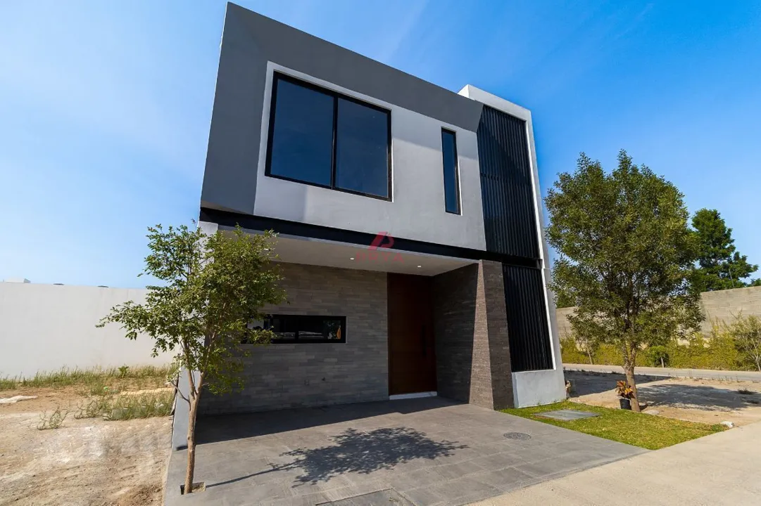 Casa en Venta en Solares Residencial, Zapopan — Coto Larissa
