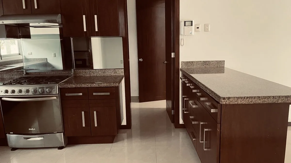 ACOGEDORA RESIDENCIA  CON EXCELENTE UBICACIÓN