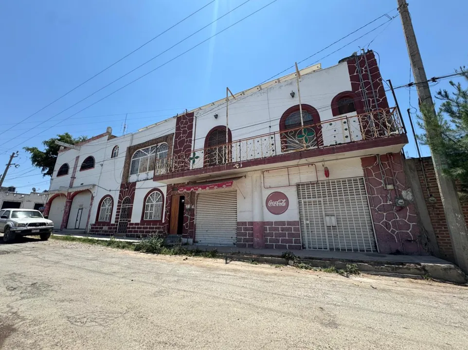 CASA TIPO HACIENDA EN CARRETERA LIBRE A ZAPOTLANEJO