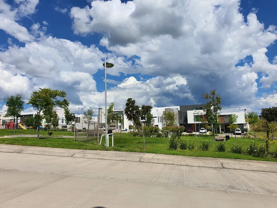 Foto 3 de Casa en esquina frente a parque en venta en Valle Imperial en Zapopan