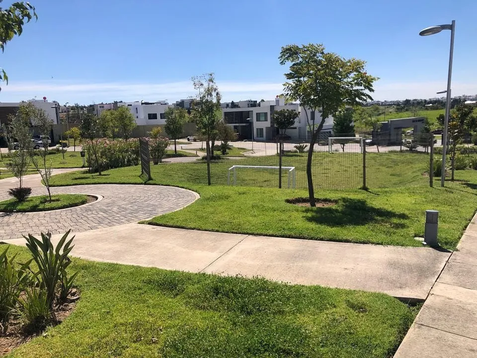 Foto 4 de Casa en esquina frente a parque en venta en Valle Imperial en Zapopan