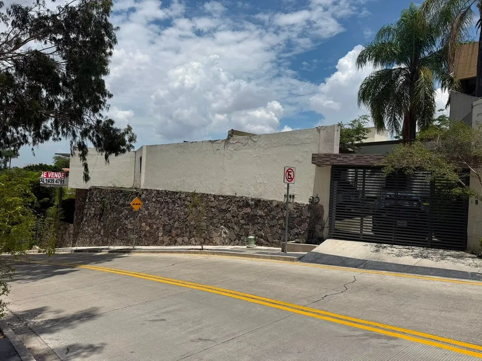 Casa - Terreno en Venta en Colinas de San Javier en Zapopan, Jalisco