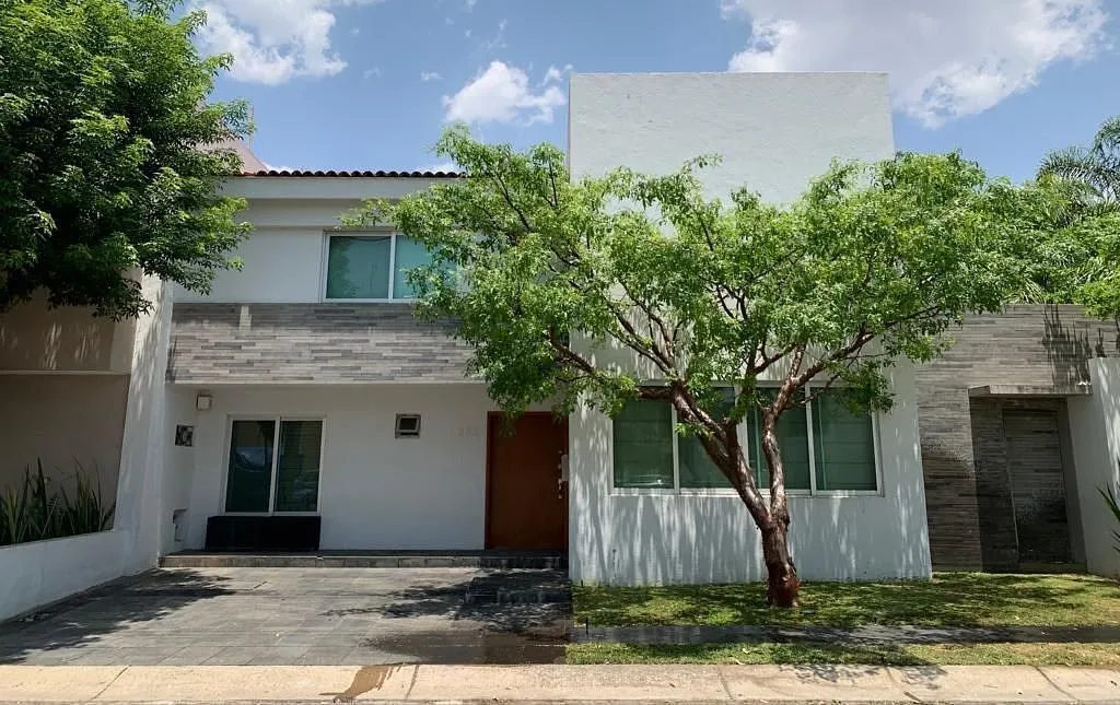 Casa y terreno en venta en Jardín Real, Coto 6 | 450 m² totales