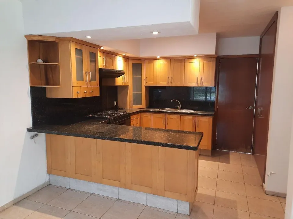 Foto 3 de Casa y terreno en venta en Jardín Real, Coto 6 | 450 m² totales
