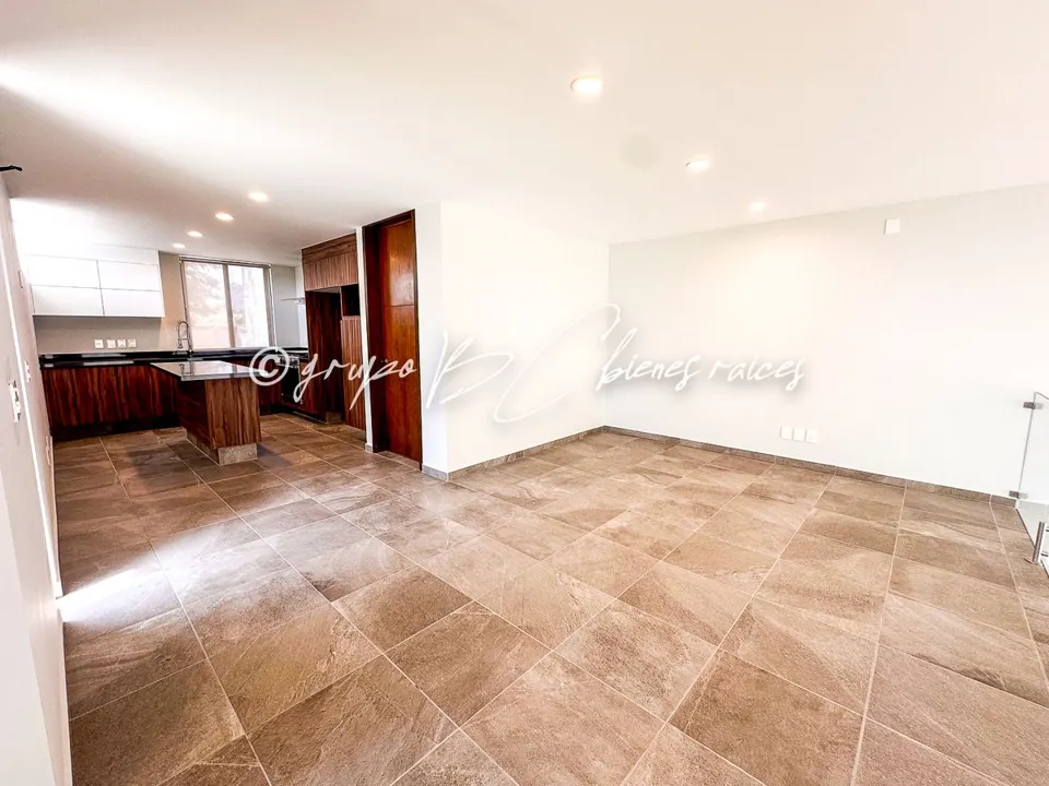 Foto 2 de CASA EN VENTA ZONA SUR  GALERÍAS SANTA ANITA