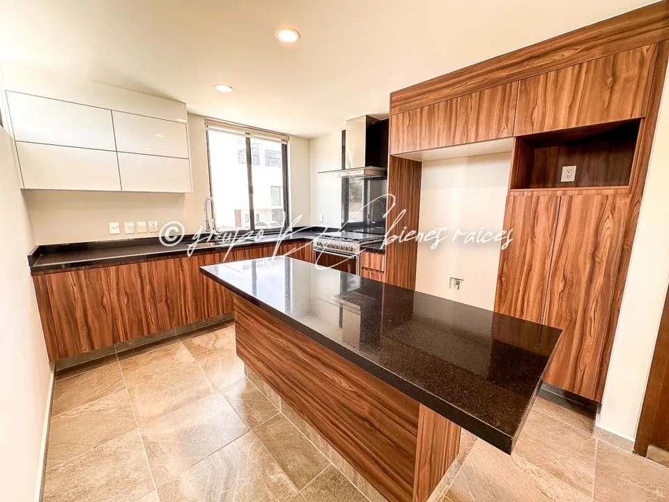 Foto 3 de CASA EN VENTA ZONA SUR  GALERÍAS SANTA ANITA