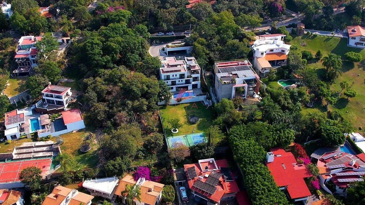 Foto 2 de Casa de Lujo en Venta en Las Cañadas, Zapopan con Cancha de Pickleball y Alberca