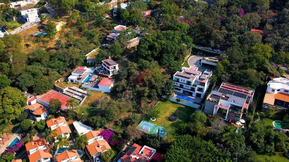 Foto 3 de Casa de Lujo en Venta en Las Cañadas, Zapopan con Cancha de Pickleball y Alberca