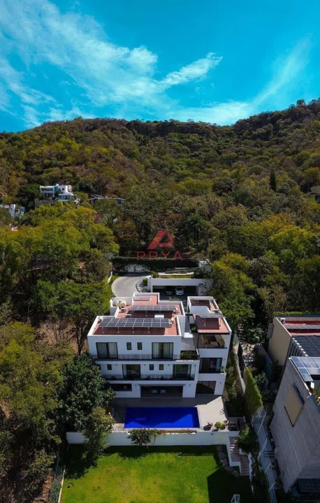 Foto 4 de Casa de Lujo en Venta en Las Cañadas, Zapopan con Cancha de Pickleball y Alberca