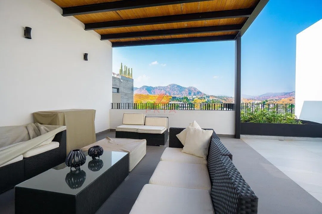 Foto 5 de Casa de Lujo en Venta en Las Cañadas, Zapopan con Cancha de Pickleball y Alberca