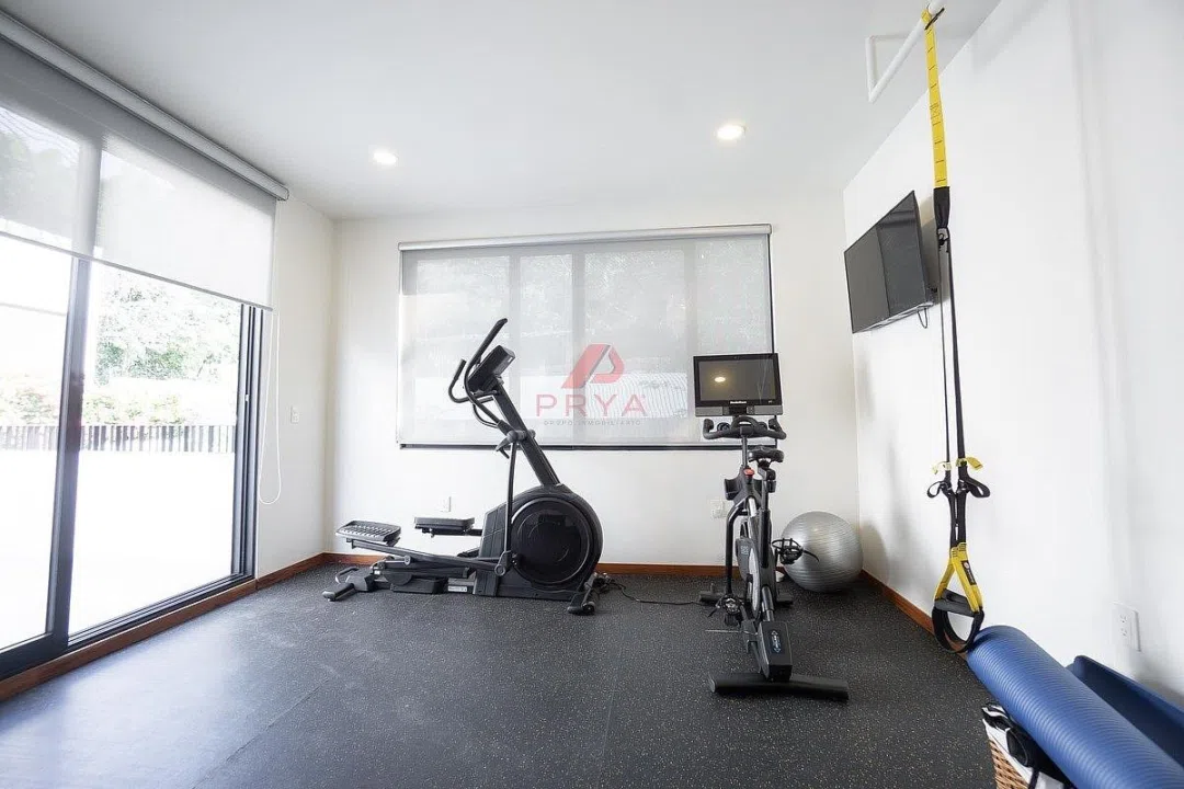 Foto 6 de Casa de Lujo en Venta en Las Cañadas, Zapopan con Cancha de Pickleball y Alberca