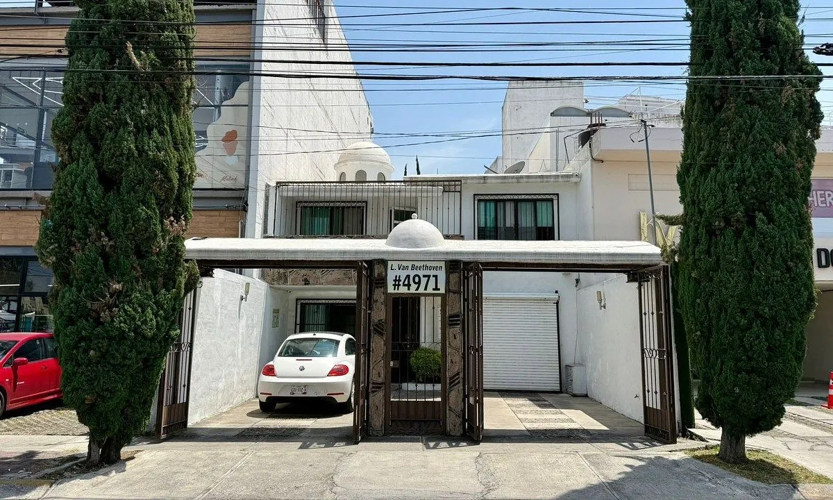 Casa comercial sobre Beethoven y Patria