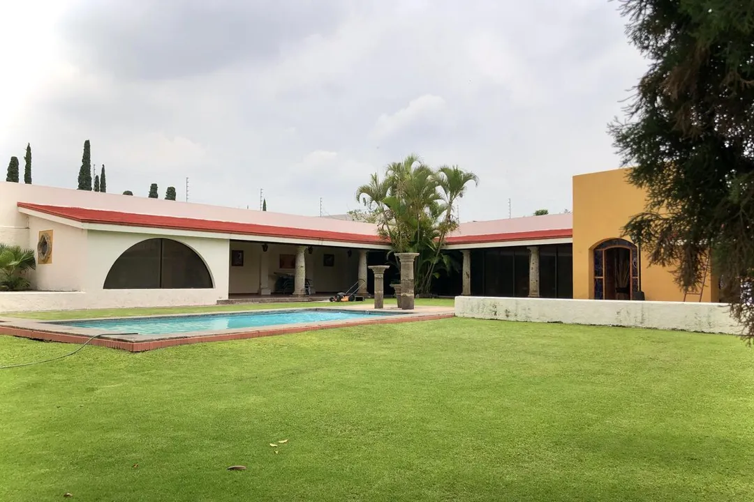 Casa tipo hacienda con enorme jardín y alberca, 4,541 M2 de terreno