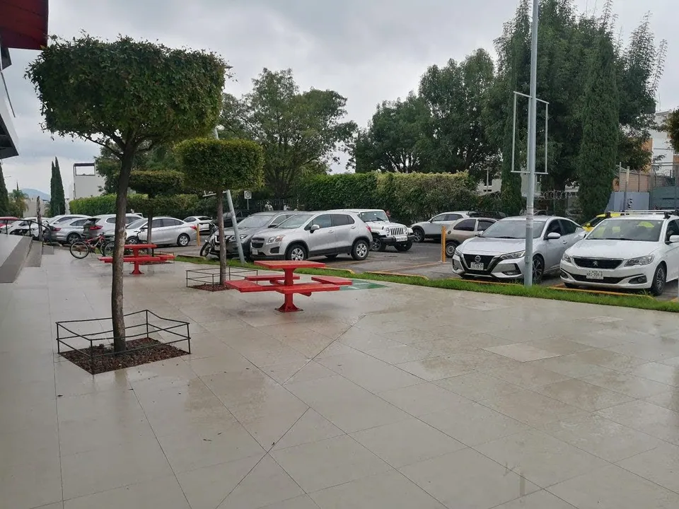 Foto 4 de LOCAL EN RENTA EN AVE. VALDEPEÑA "PLAZA UBIKA"