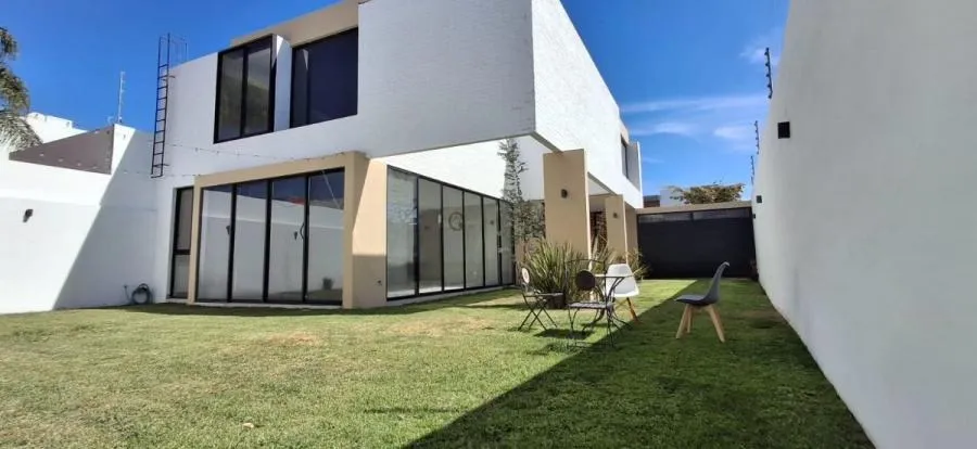 Foto 3 de ¡Ubicación Premium! Casa amplia y moderna a pasos de Galerías Santa Anita.