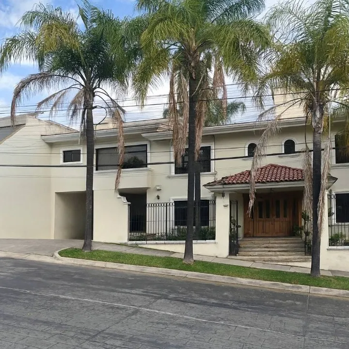 Casa en venta en Avenida Romanos, Altamira, Zapopan