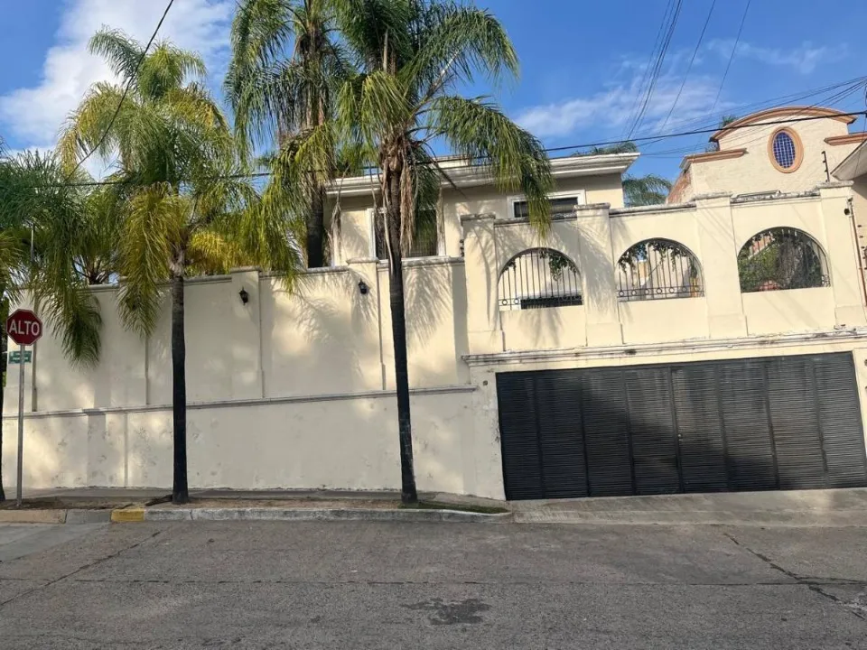Foto 2 de Casa en venta en Avenida Romanos, Altamira, Zapopan