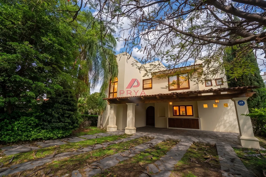 Casa en venta en Hacienda del Oro, Tlajomulco de Zúñiga, con amplio jardín