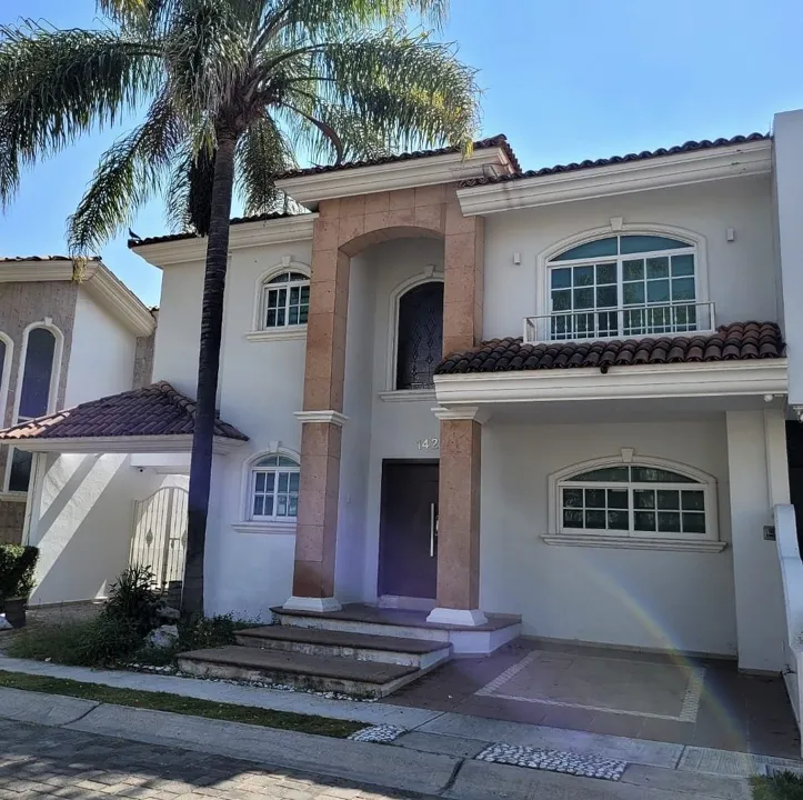 Casa en Venta en Jardín Real, Zapopan | 3 Rec con Baño y Cuarto de Servicio