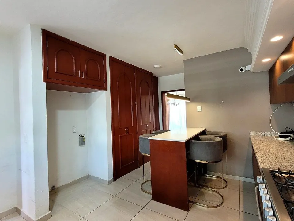 Foto 3 de Casa en Venta en Jardín Real, Zapopan | 3 Rec con Baño y Cuarto de Servicio