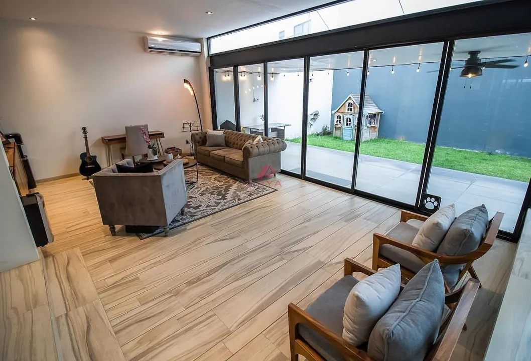 Foto 2 de Casa en venta en La Rioja, Tlajomulco | 3 Recámaras, Paneles Solares y Jardín.*