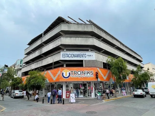 LOCALES EN RENTA PLAZA TRONIKS