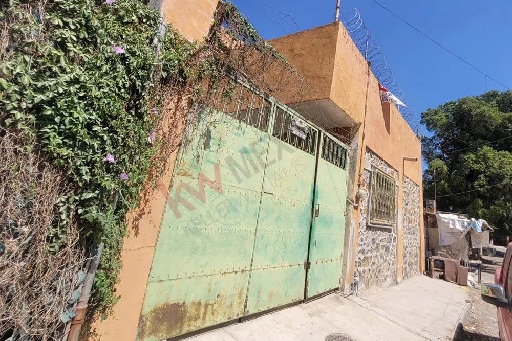 Terreno en venta en Lomas del Cuatro | 237 m² con construcción en obra gris