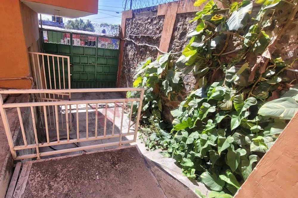Foto 3 de Terreno en venta en Lomas del Cuatro | 237 m² con construcción en obra gris