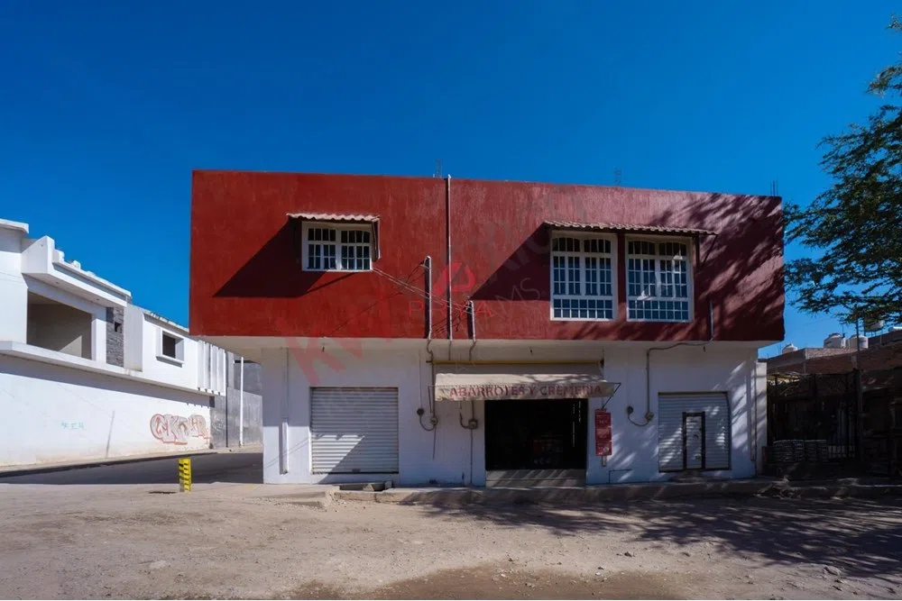 Foto 2 de Casa en venta Zapopan Col. La Higuera | 3 Recámaras + 4 Locales Comerciales