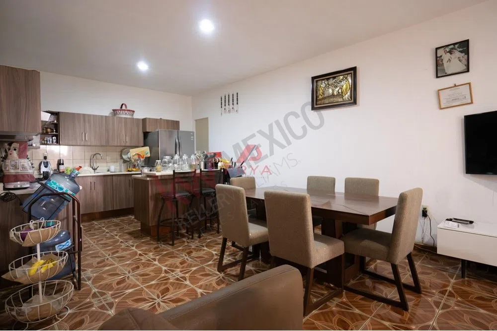 Foto 4 de Casa en venta Zapopan Col. La Higuera | 3 Recámaras + 4 Locales Comerciales