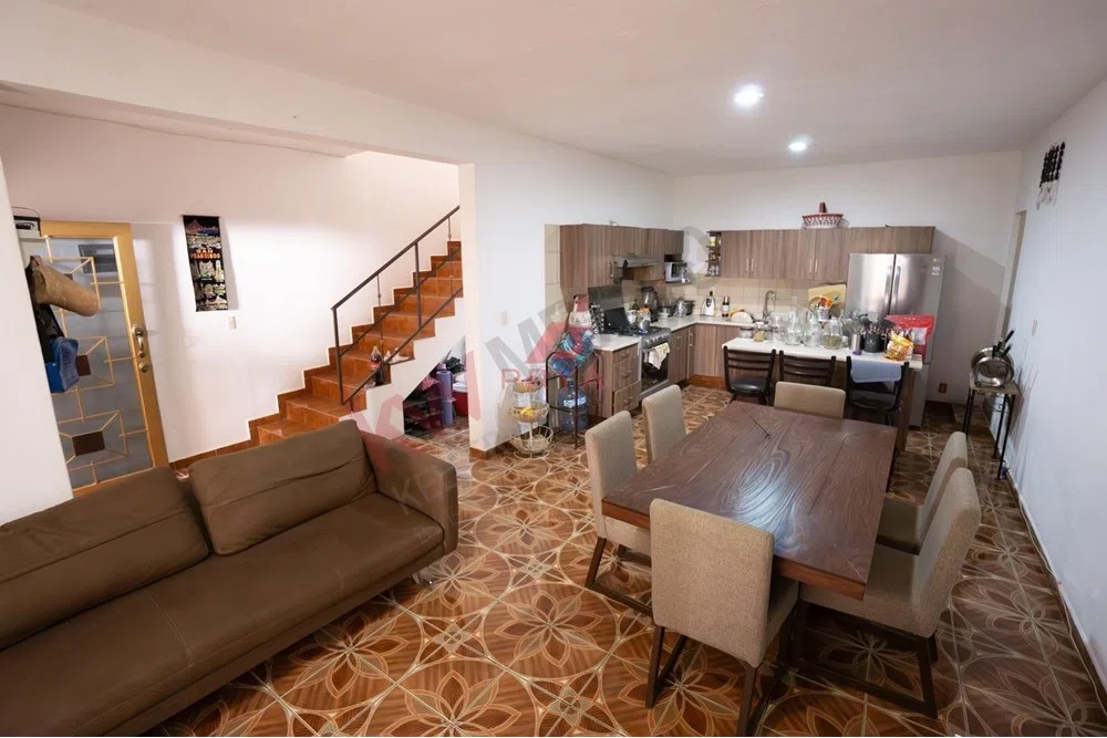 Foto 5 de Casa en venta Zapopan Col. La Higuera | 3 Recámaras + 4 Locales Comerciales