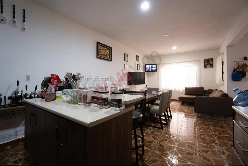 Foto 6 de Casa en venta Zapopan Col. La Higuera | 3 Recámaras + 4 Locales Comerciales