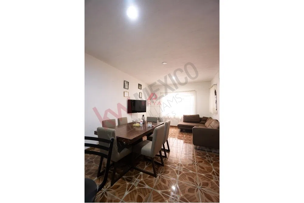 Foto 7 de Casa en venta Zapopan Col. La Higuera | 3 Recámaras + 4 Locales Comerciales