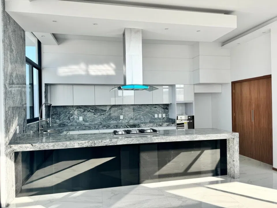 Casa en venta en Bosques Vallarta, Zapopan con 5 recámaras y acabados de lujo