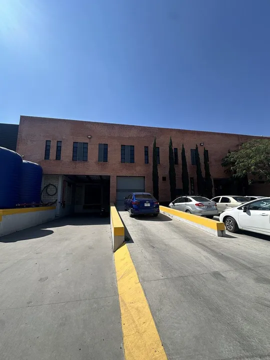 Foto 2 de Bodega Industrial de 1,477 m² más Oficinas, Rampa y Andén – Lista para Operar