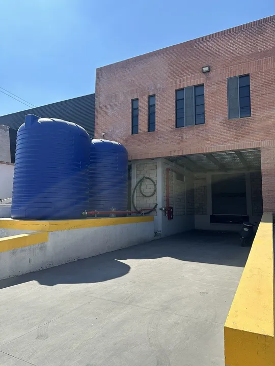 Foto 3 de Bodega Industrial de 1,477 m² más Oficinas, Rampa y Andén – Lista para Operar