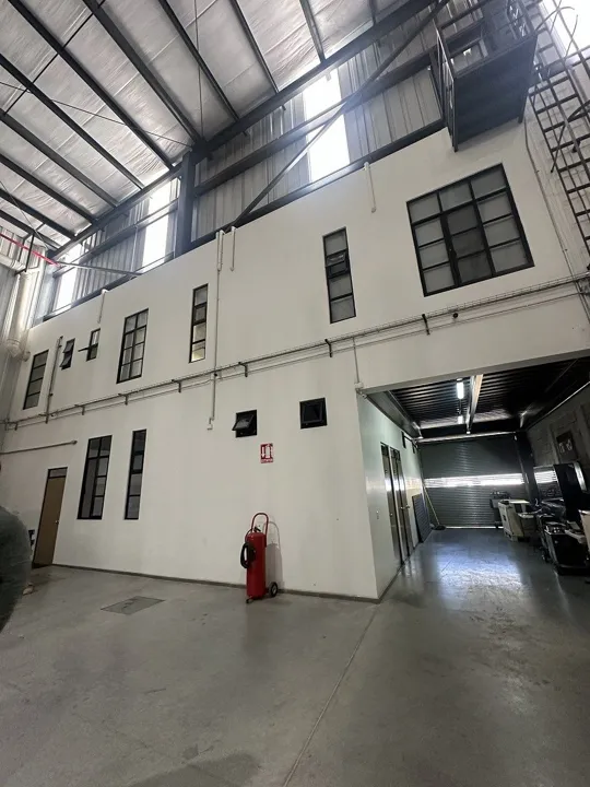 Foto 7 de Bodega Industrial de 1,477 m² más Oficinas, Rampa y Andén – Lista para Operar
