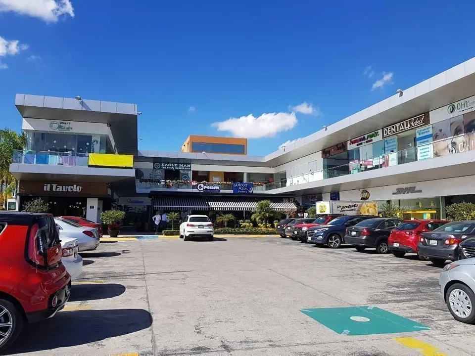 Foto 2 de LOCAL EN RENTA EN PLAZA PORTOBELO SOBRE AV. AVIACIÓN
