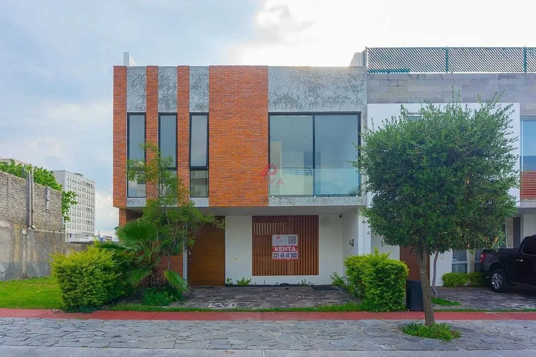 Casa en venta  en Solares Zapopan , con acabados de parota