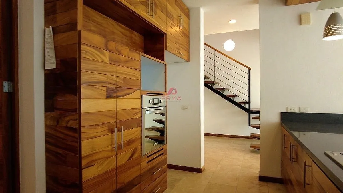 Foto 2 de Casa en venta  en Solares Zapopan , con acabados de parota