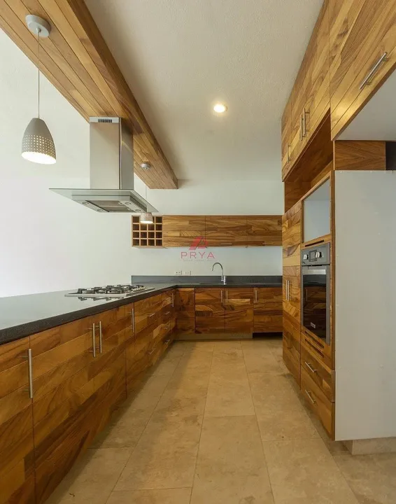 Foto 3 de Casa en venta  en Solares Zapopan , con acabados de parota
