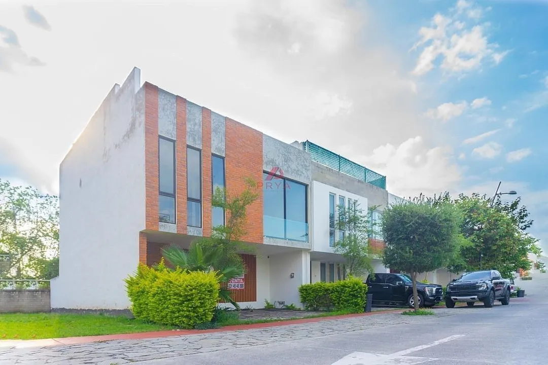 Foto 4 de Casa en venta  en Solares Zapopan , con acabados de parota
