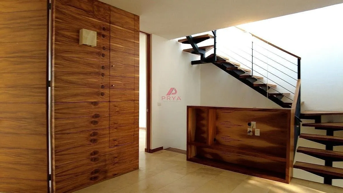 Foto 5 de Casa en venta  en Solares Zapopan , con acabados de parota