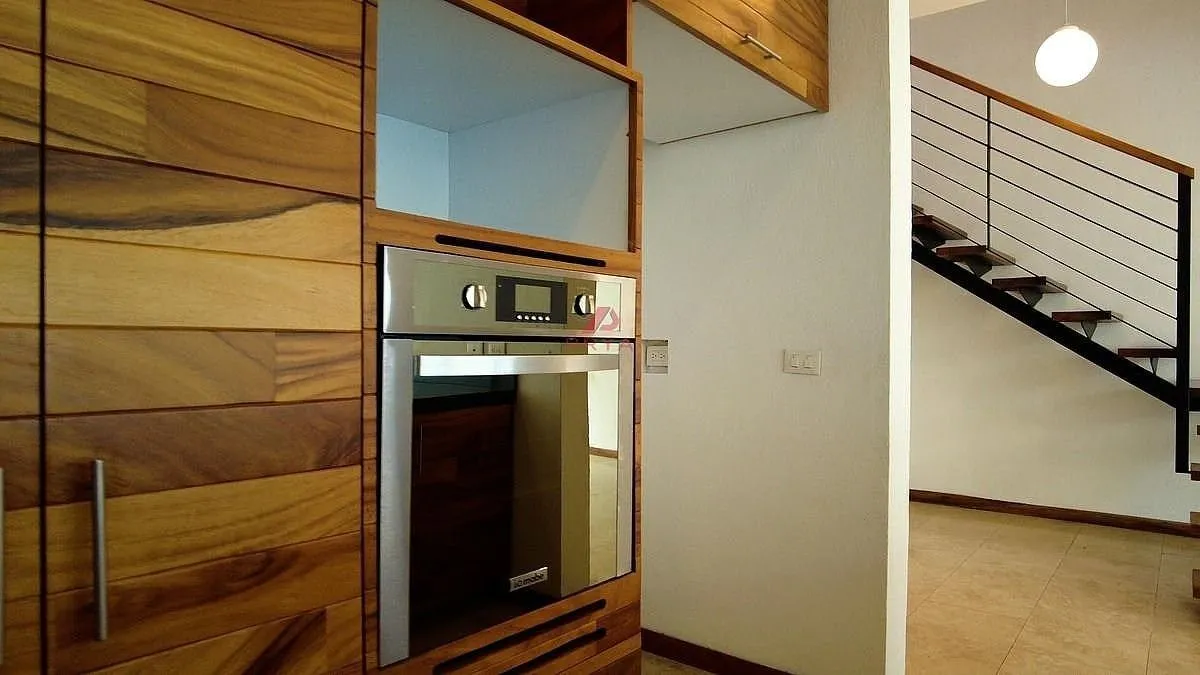 Foto 6 de Casa en venta  en Solares Zapopan , con acabados de parota