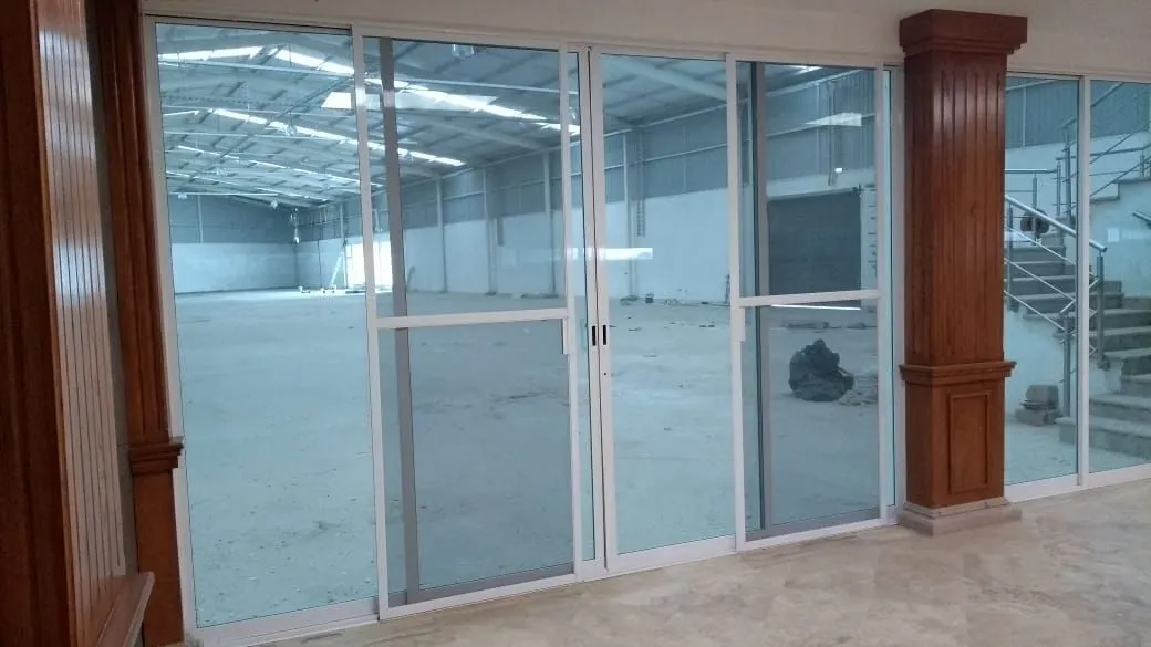 En venta Bodega, frente al aeropuerto.