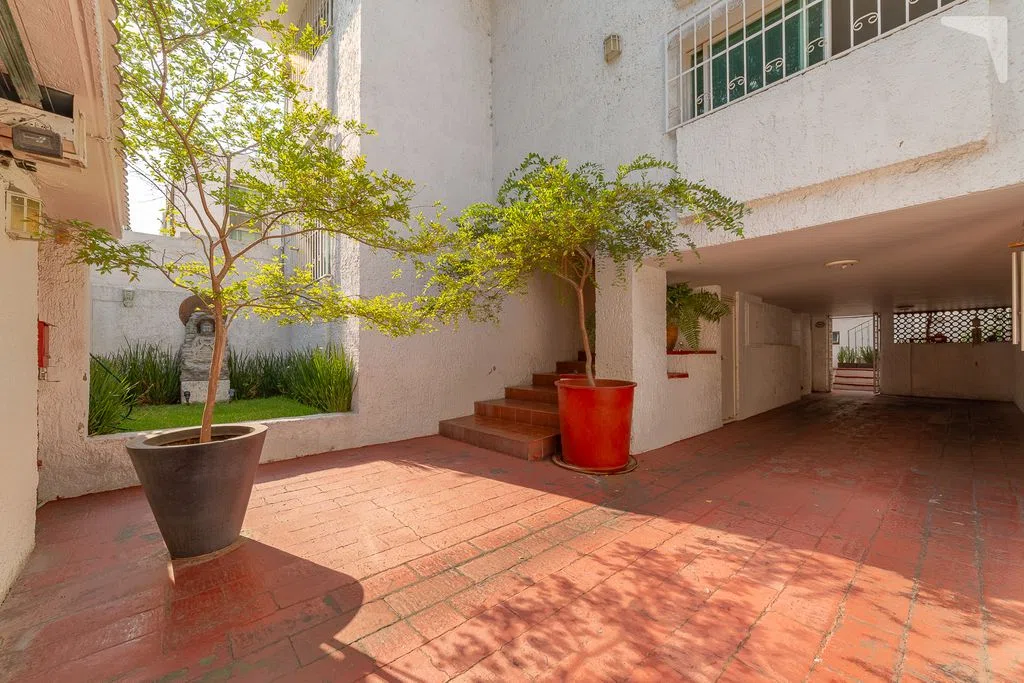 Foto 2 de CASA CON USO DE SUELO MIXTO- PRECIO DE OPORTUNIDAD CERCANA A LA MINERVA