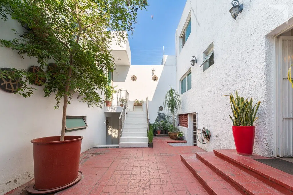 Foto 7 de CASA CON USO DE SUELO MIXTO- PRECIO DE OPORTUNIDAD CERCANA A LA MINERVA