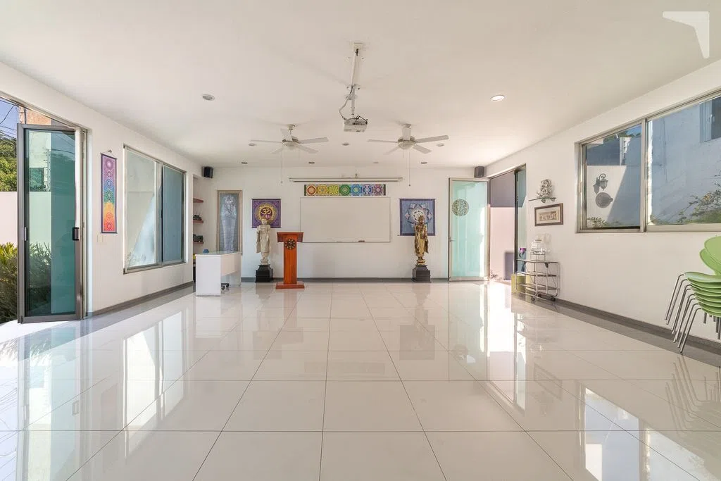 Foto 9 de CASA CON USO DE SUELO MIXTO- PRECIO DE OPORTUNIDAD CERCANA A LA MINERVA